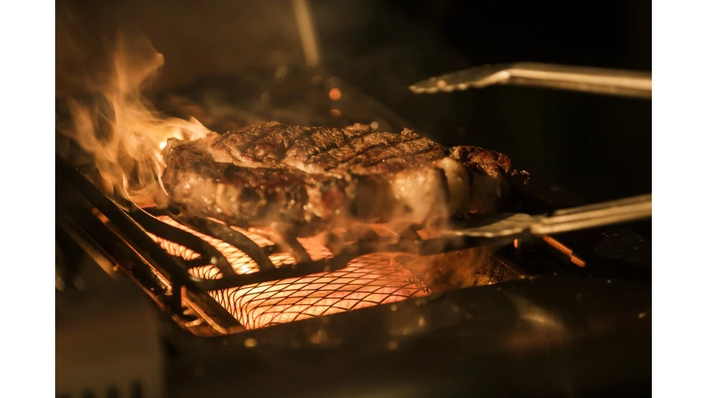 Napoleon Rogue RXT425SIBPSS-1-GB Gas BBQ - Free Cover & Accessories 4 Napoleon Rogue RXT425SIBPSS-1-GB Gas BBQ - Free Cover & Accessories - Image 4