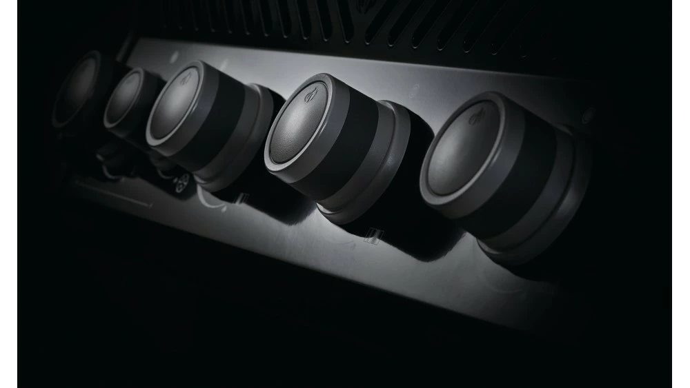 Napoleon Rogue R365PK-1-GB Gas BBQ - Free Cover & Rotisserie 4 Napoleon Rogue R365PK-1-GB Gas BBQ - Free Cover & Rotisserie - Image 4